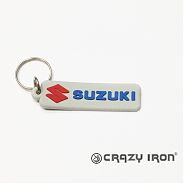 фото Брелок резиновый CRAZY IRON с логотипом SUZUKI, серый  PVC-SUZ-AM
